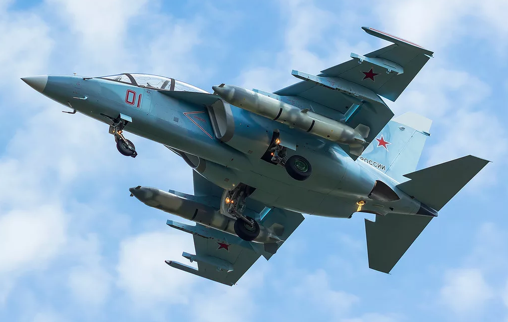 雅克-130开创销售记录,能当战机使用,挑战l-15猎鹰出口市场