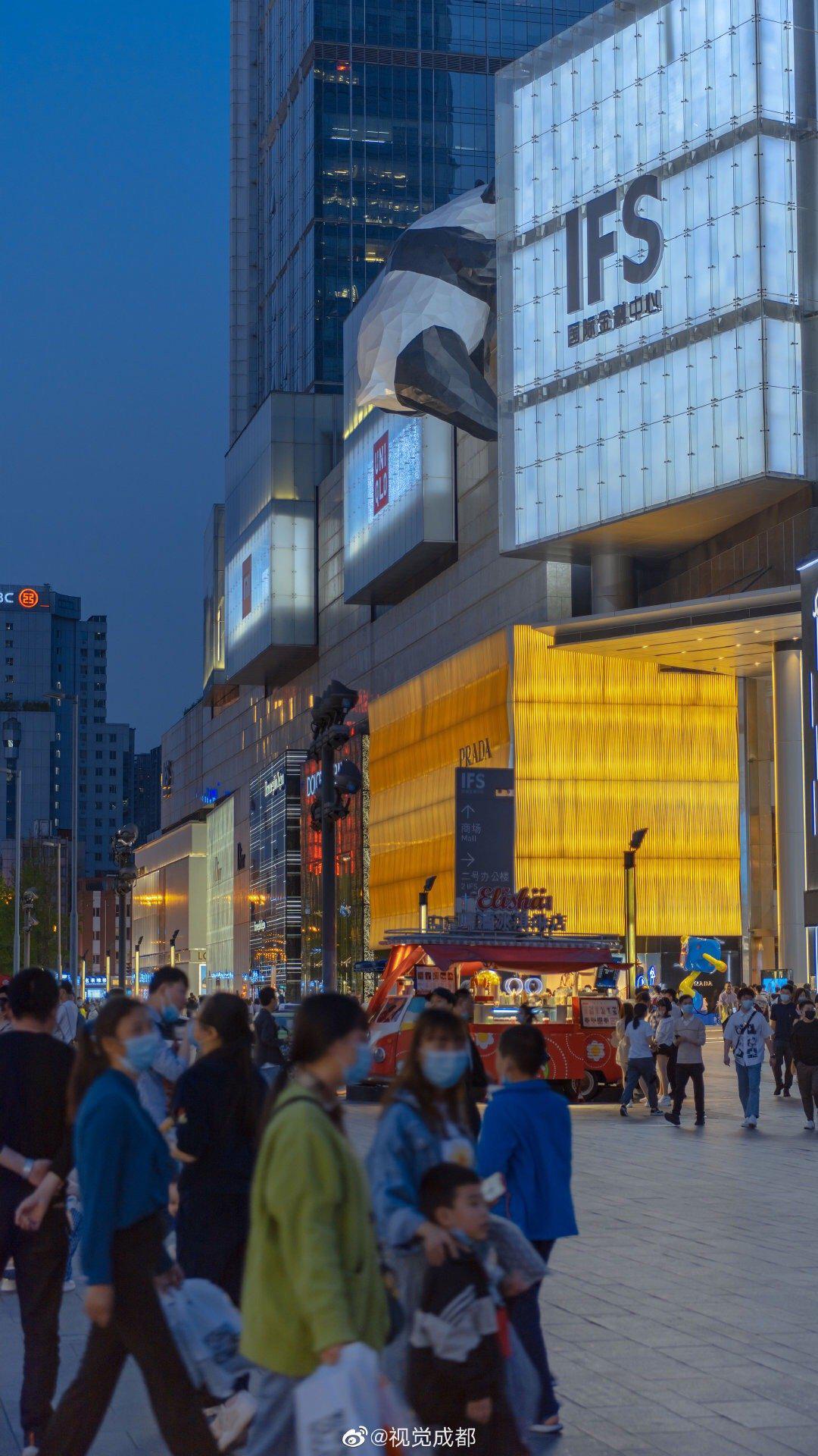 成都街头,无限接近于温暖的蓝. cr.