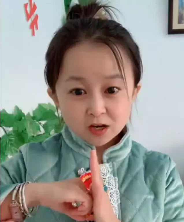 她曾出演了《樱桃红》里的天真善良的袖珍妈妈杜鹃