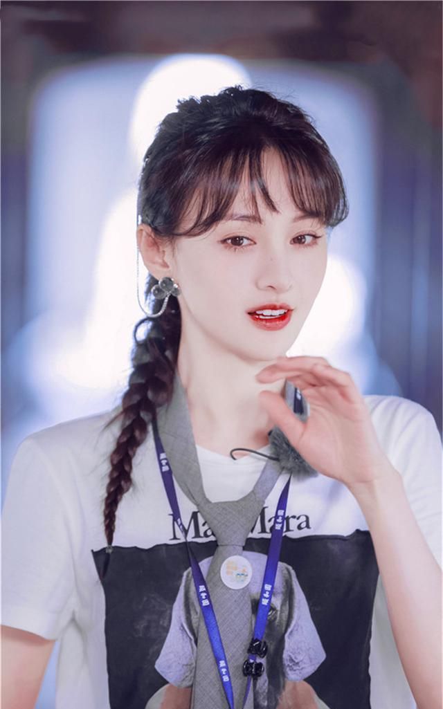 郑爽30岁还在扎麻花辫,本以为不合适,谁料效果意外的清新减龄