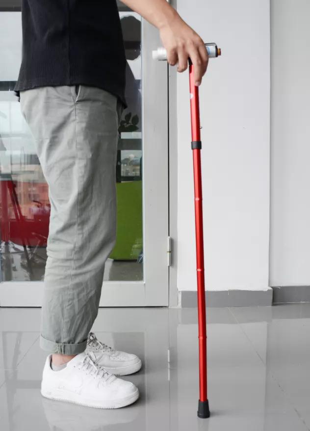 盲人出行不易分辨障碍物奇思妙想学生发明了爱心盲人拐杖