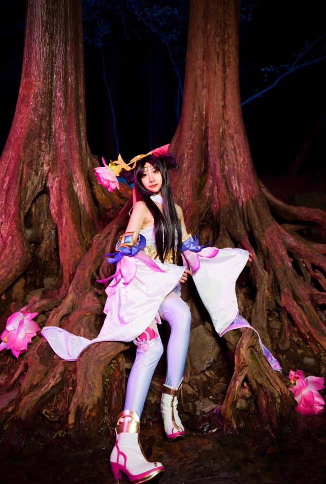 连萤火虫都为之舞动,王者荣耀貂蝉cos