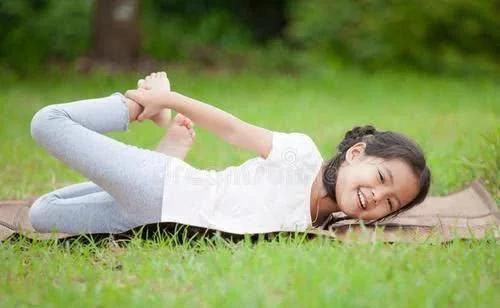 穿尿不湿的惹不起!2岁萌娃"窜天猴"上身,网友:我先笑一会