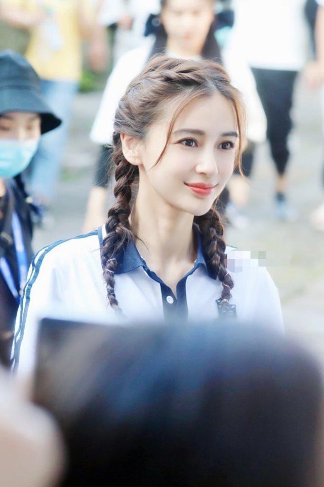 baby扎双麻花辫扮高中生,低头轻笑双颊微红,被赞最美辣妈