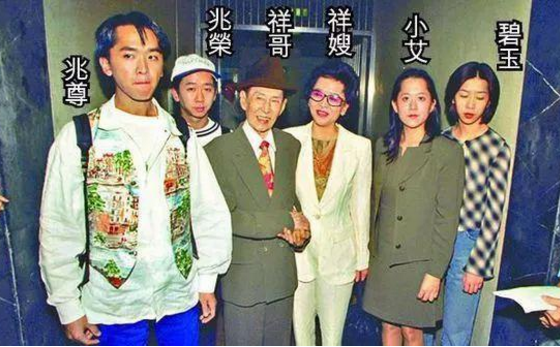 忍痛穿30年塑身衣,丈夫去世4亿遗产只分她1元|邓永祥|塑身衣|洪金梅