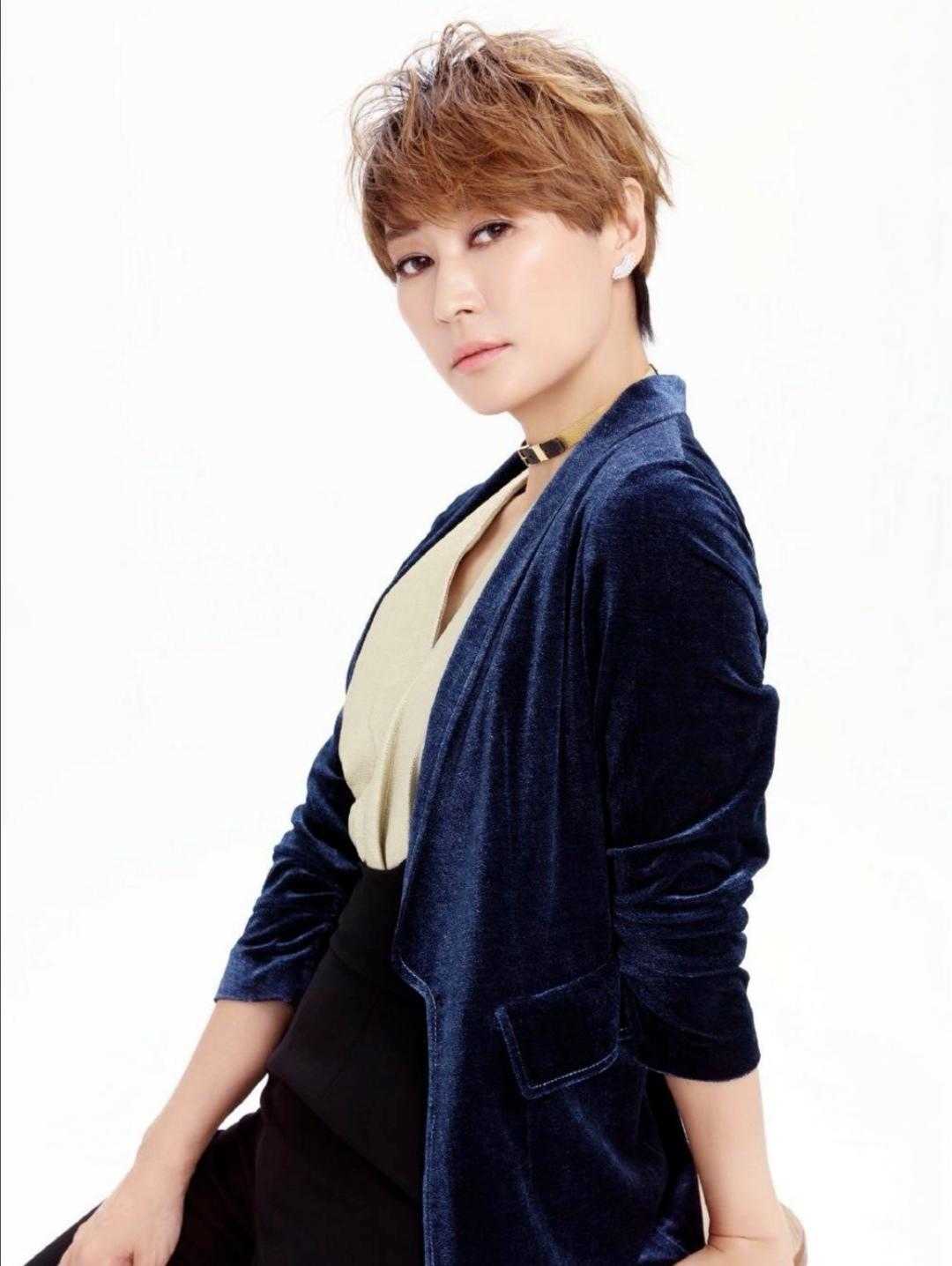 梁静越美越高调!黑色西装配薄纱半身裙干练利落,优雅大气又温柔