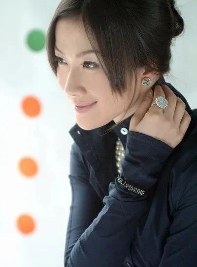 江苏卫视"扛把子"陈怡,30岁隐退留学深造,她如今过得怎么样?