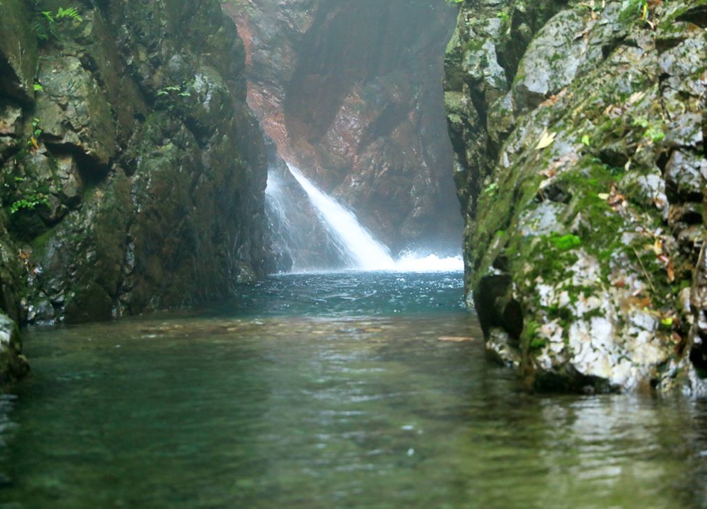 上游的白龙潭位于宁波余姚市四明山镇溪山村,两村相邻.