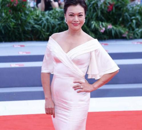 她曾被张艺谋看中,却错过爆红的机会,二婚嫁老外幸福美满