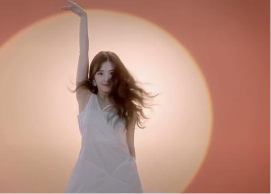 张含韵穿吊带裙跳嫩舞,提胯瞬间太撩了,魅的心跳停半拍