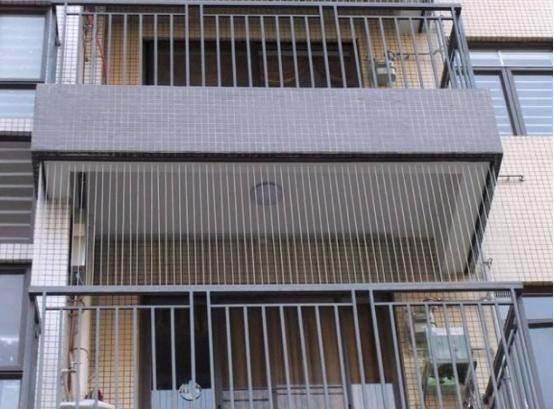 阳台不要再装老式防盗网了,聪明人用这种代替,小偷看了也发愁