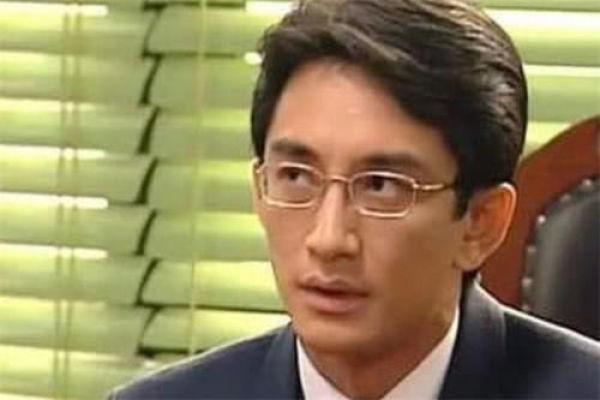 43岁二婚娶21岁娇妻,宠妻子一直消费,婚后7年花光数亿家产