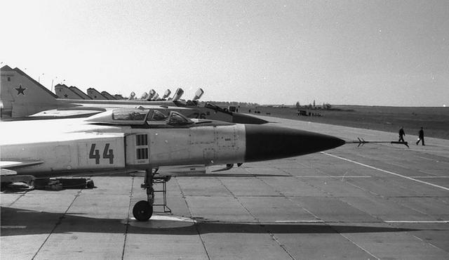 飞行员报告:驾驭苏-15截击机保卫苏联领空