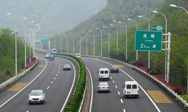 高速上前車急剎車，是跟著急剎還是躲開？交警：最后再說次