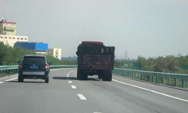 高速上前車急剎車，是跟著急剎還是躲開？交警：最后再說次