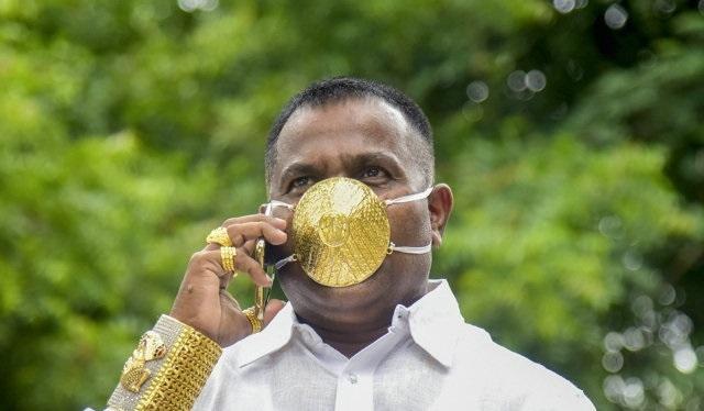 印度"炫富哥"戴价值2.7万元金口罩?他的座驾才让人出乎意料