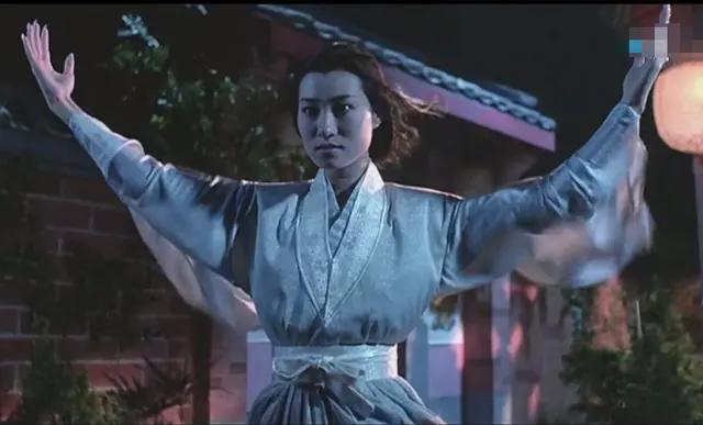 王小凤出演的第1部影片就是一部鬼片,这部鬼片叫做《猛鬼出笼之艳鬼