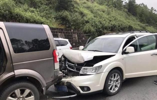 高速上前車急剎車，是跟著急剎還是躲開？交警：最后再說次