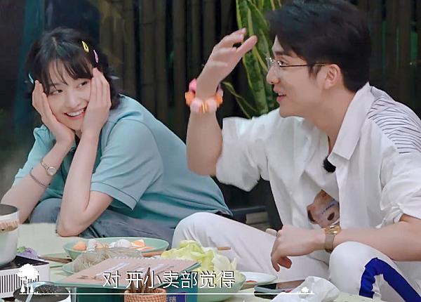 张新成说羡慕开小卖部的人,一旁郑爽的举动抢镜,像个小孩子一样