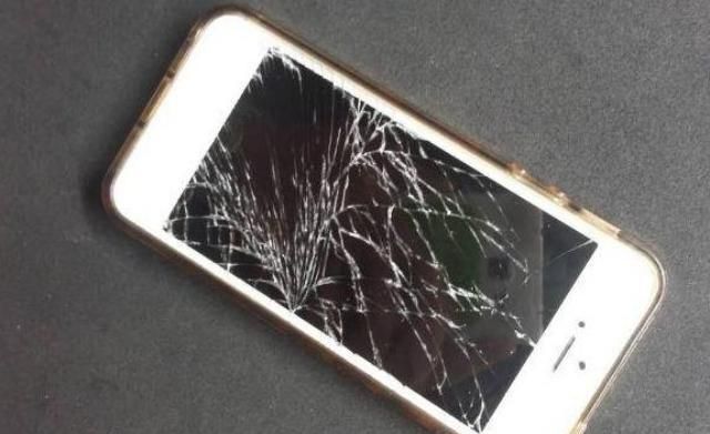 老师教育了几次都没有用,老师一气之下选择把白白的手机狠狠地摔在了