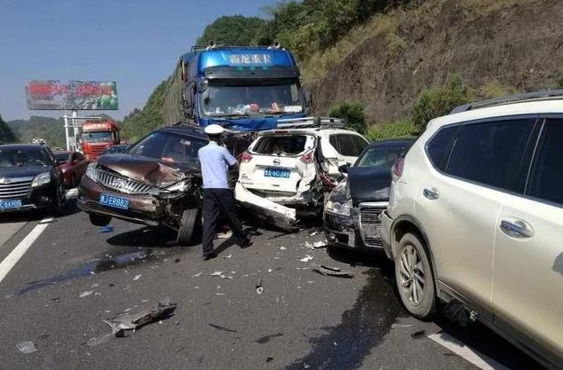 高速上前車急剎車，是跟著急剎還是躲開？交警：最后再說次