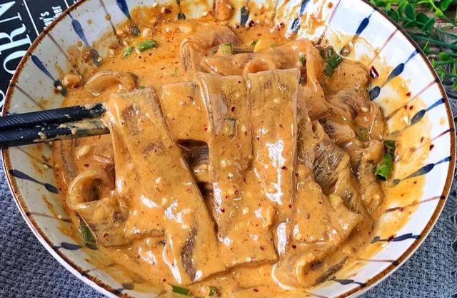 无敌好吃吃一次就上瘾的麻酱流汁宽粉10分钟就能搞定