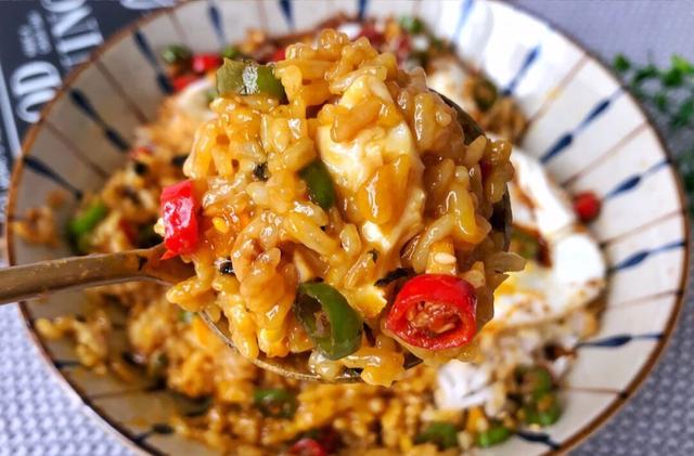 好吃到舔盘的老式东北拌饭,5分钟就能搞定,浇上酱汁太香了