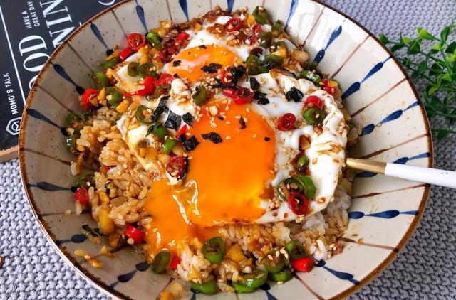 好吃到舔盘的老式东北拌饭,5分钟就能搞定,浇上酱汁太香了