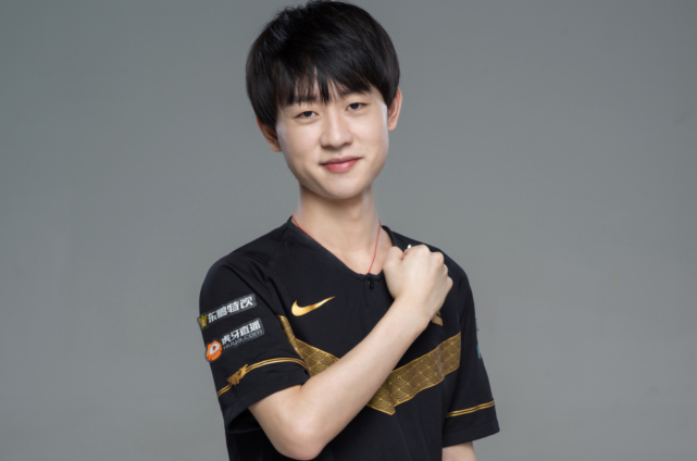 ming舞台下gank各路选手,撕少放弃挣扎