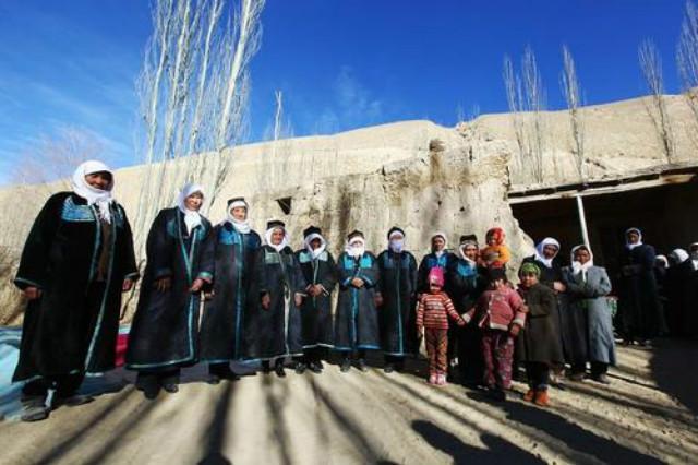 大漠30公里仅此一家人,靠卖"人参"过日子,称为"原始部落"