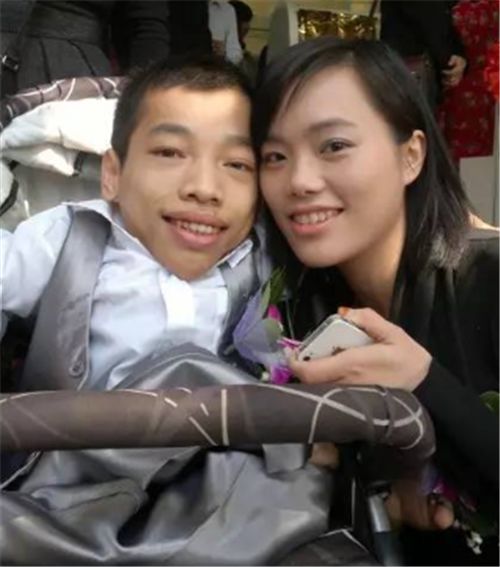 他不放弃,凭借自己的努力,过上自己想要的生活,这一点也是非常励志的