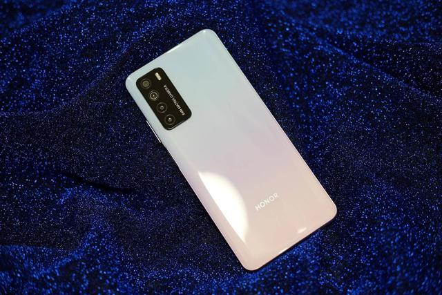 高考后只想吹空调玩手机?这部荣耀play4让你过足玩家的瘾