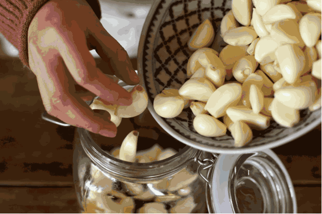 腊八蒜的简单做法,只需记住几步快速变绿,又脆又香