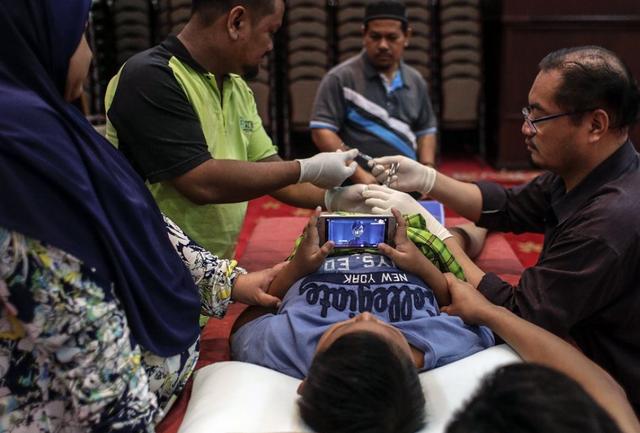 菲律宾特殊成人礼,男孩躺下"任人宰割"|成人礼|割礼|菲律宾_新浪新闻