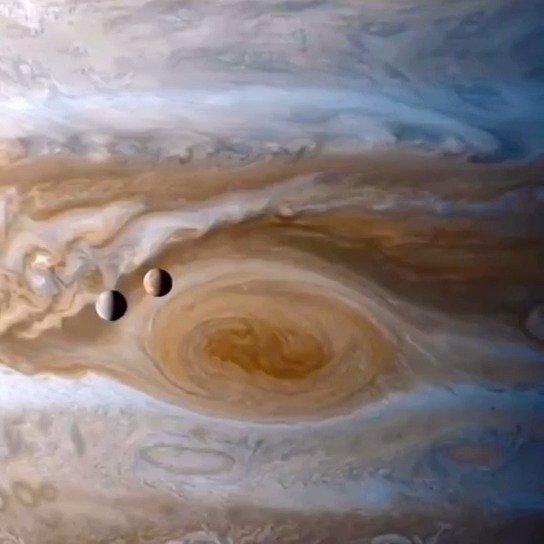 木卫"欧罗巴"和" lo"正越过木星大红斑