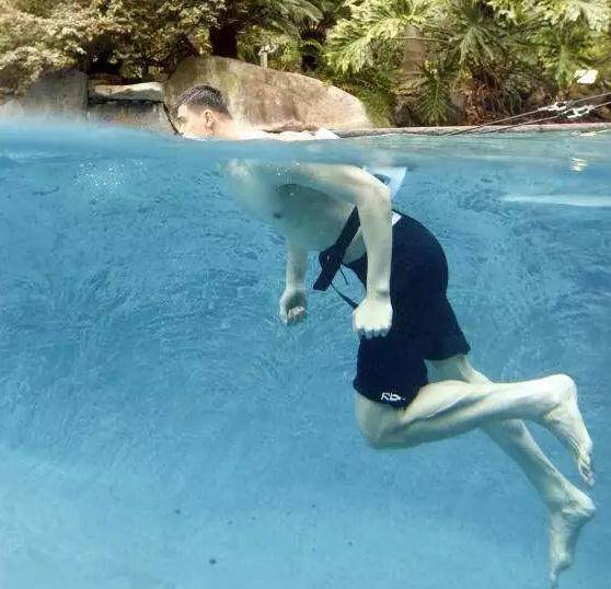 nba第一高度的马努特波尔,在篮球比赛之余,波尔最大的爱好就是游泳