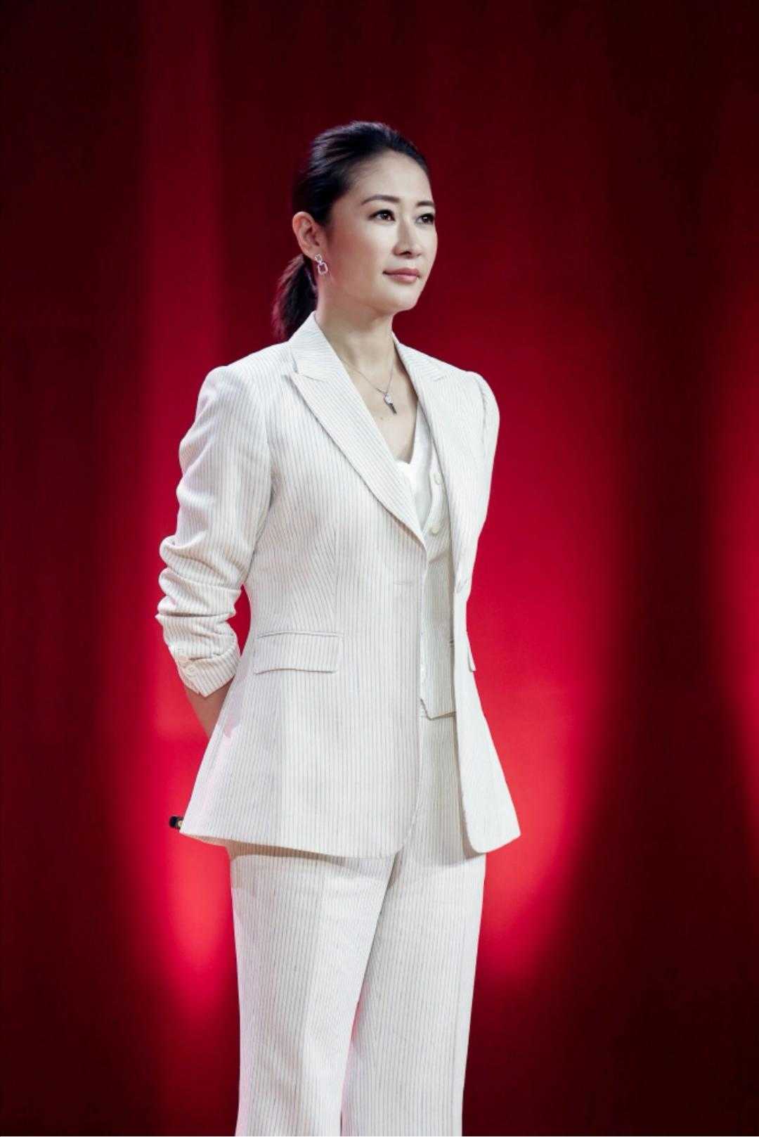 梁静越美越高调!黑色西装配薄纱半身裙干练利落,优雅大气又温柔