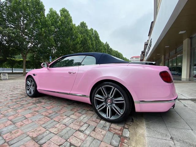 粉红色宾利太帅了汽车改色到石家庄永诚