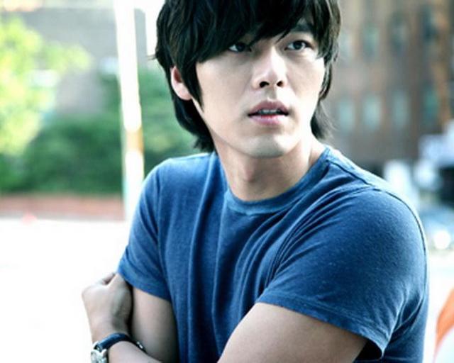 《他们生活的世界》玄彬饰演一个电视台pd,pd们的生活都很不规律,经常