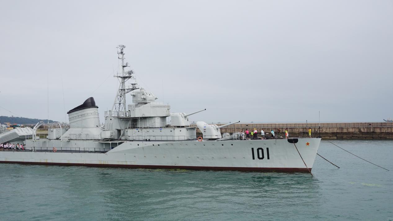 停泊在1号码头右侧的是人民海军列装的第一艘驱逐舰101鞍山舰.