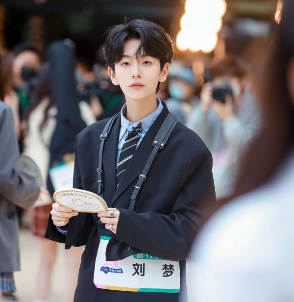 有种"放飞自我"叫刘梦参加选秀,放弃帅气形象,穿jk制服