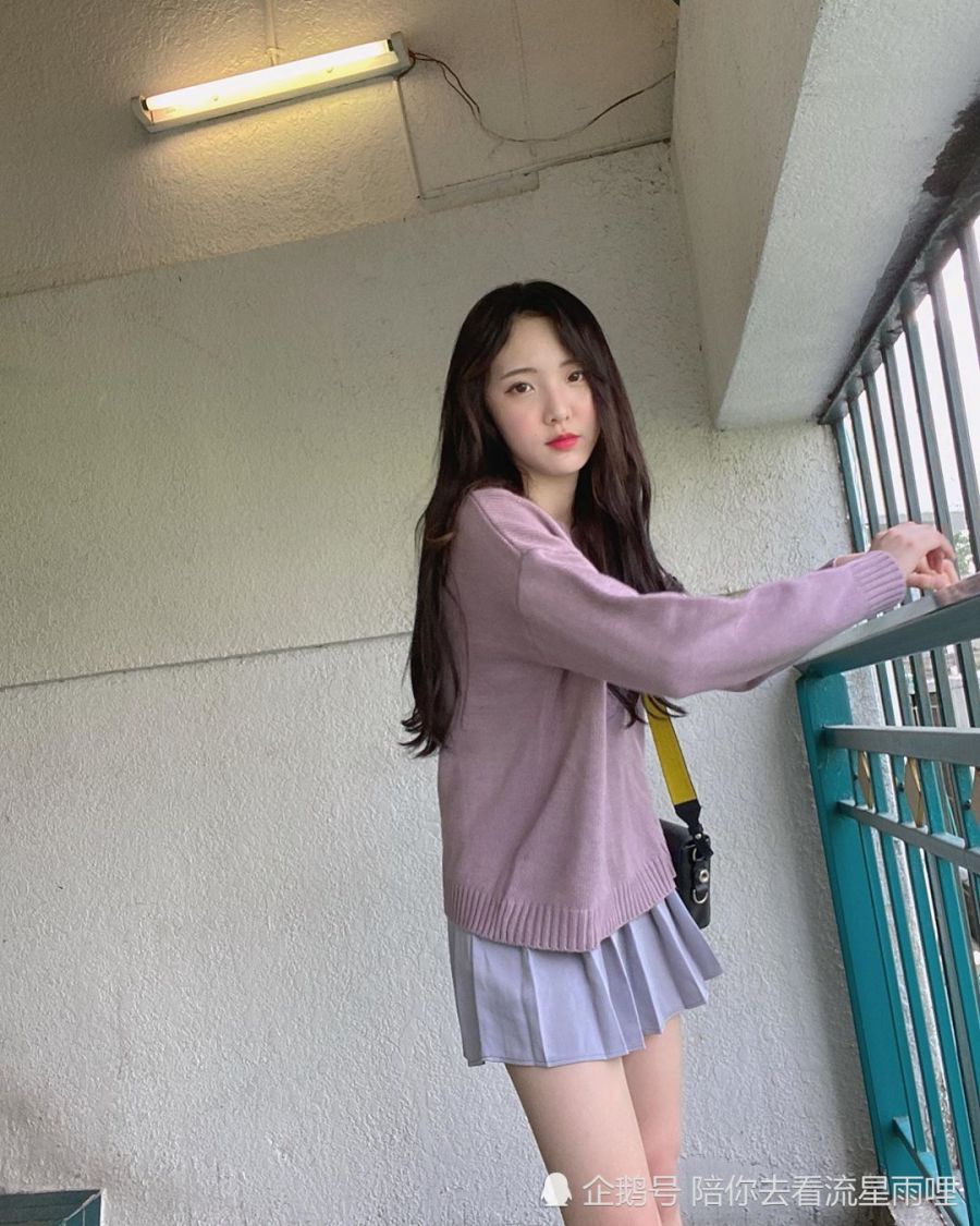 郑乃馨早在2015年的时候,就随着泰国一支女团milkshake出道了,同年