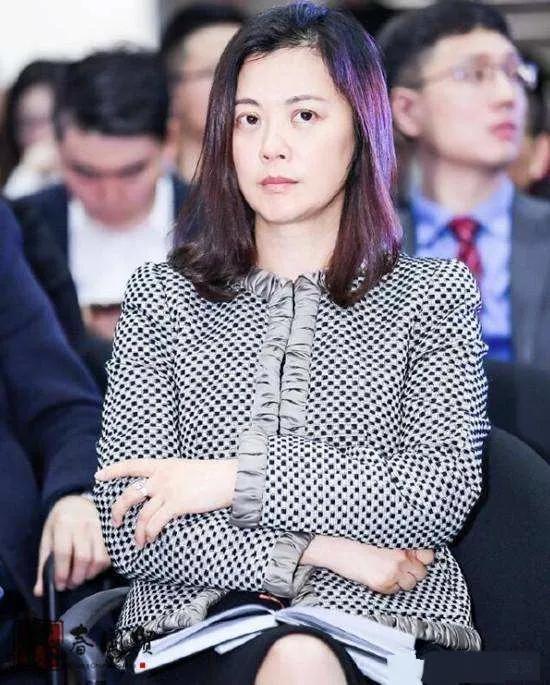 辞职央视,远嫁英国,生龙凤混血儿的前央视才女姜丰,如今啥光景