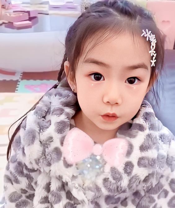 戚薇10年前旧照被疯传,素颜下的五官,确定不是长大后的lucky?