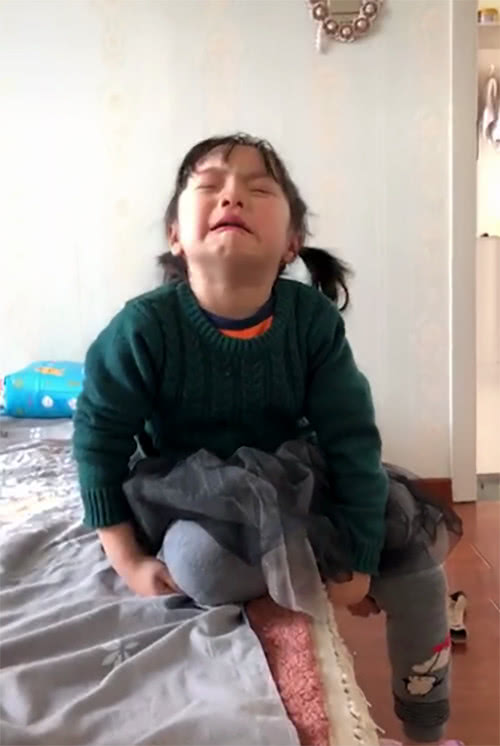 宝宝尿了裤子表演哭泣,得到原谅后上演变脸神术,网友:戏精本精