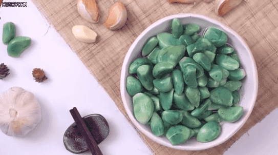 腊八蒜的简单做法,只需记住几步快速变绿,又脆又香