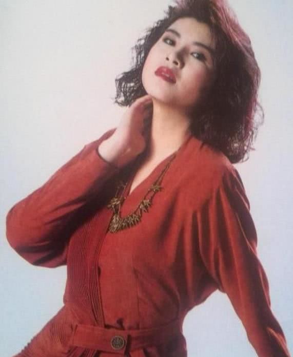 她曾9次上春晚,二婚嫁给小13岁丈夫,如今恩爱12年零绯闻!