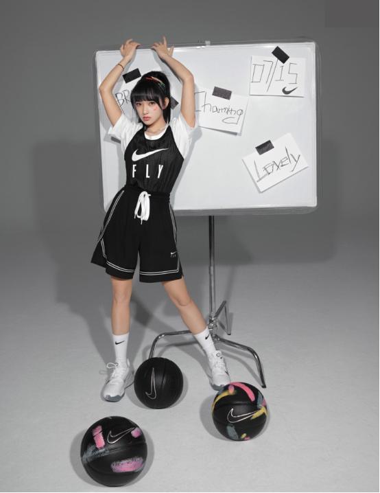 程潇最新杂志照来袭运动造型很抢镜又纯又欲真耐看