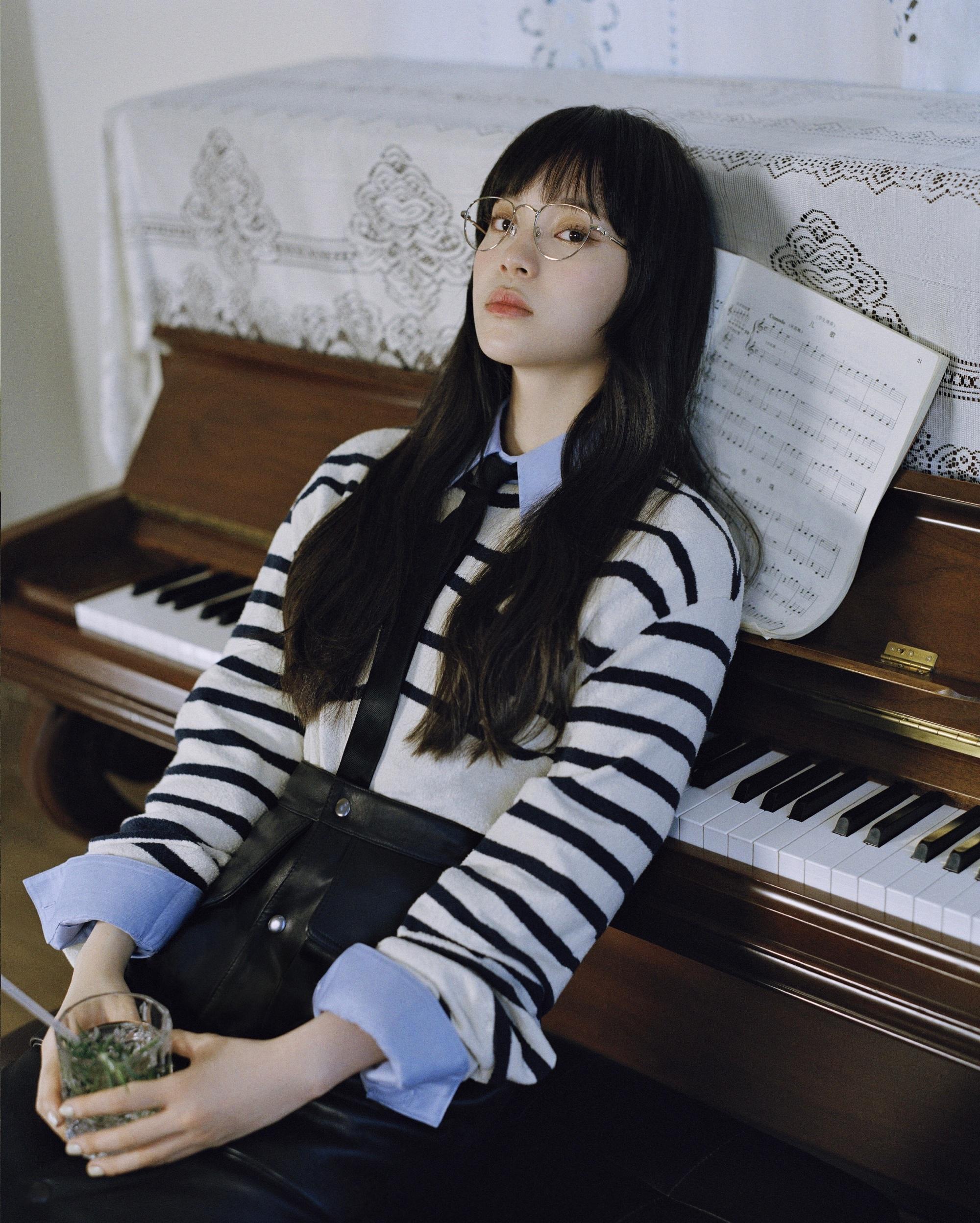 欧阳娜娜钢琴少女最会拍照的小小花