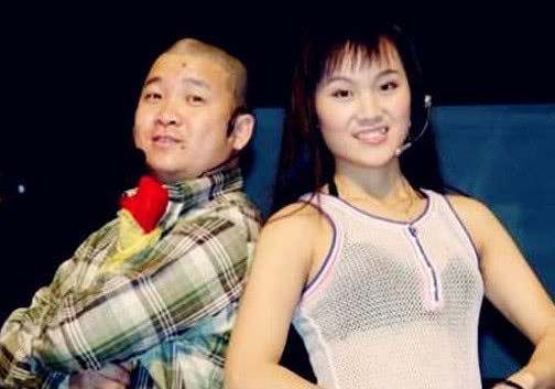 曾经在东北,孙小宝也是红极一时的二人转演员,孙小宝和妻子上台演出
